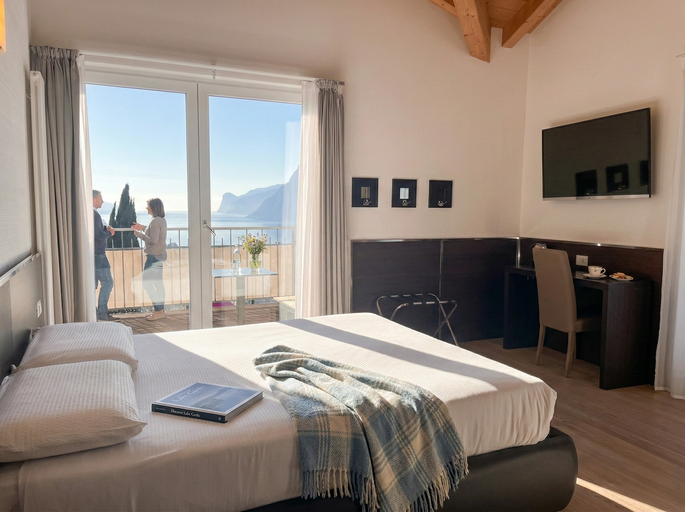 Superior room with double bed, balcony and lake view at Hotel Isola Verde