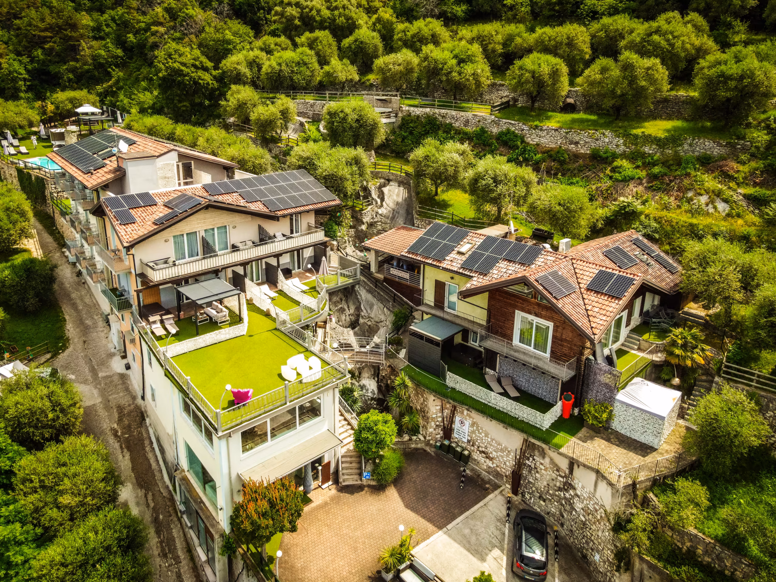 Vista aerea dell'impianto fotovoltaico Hotel Isola Verde