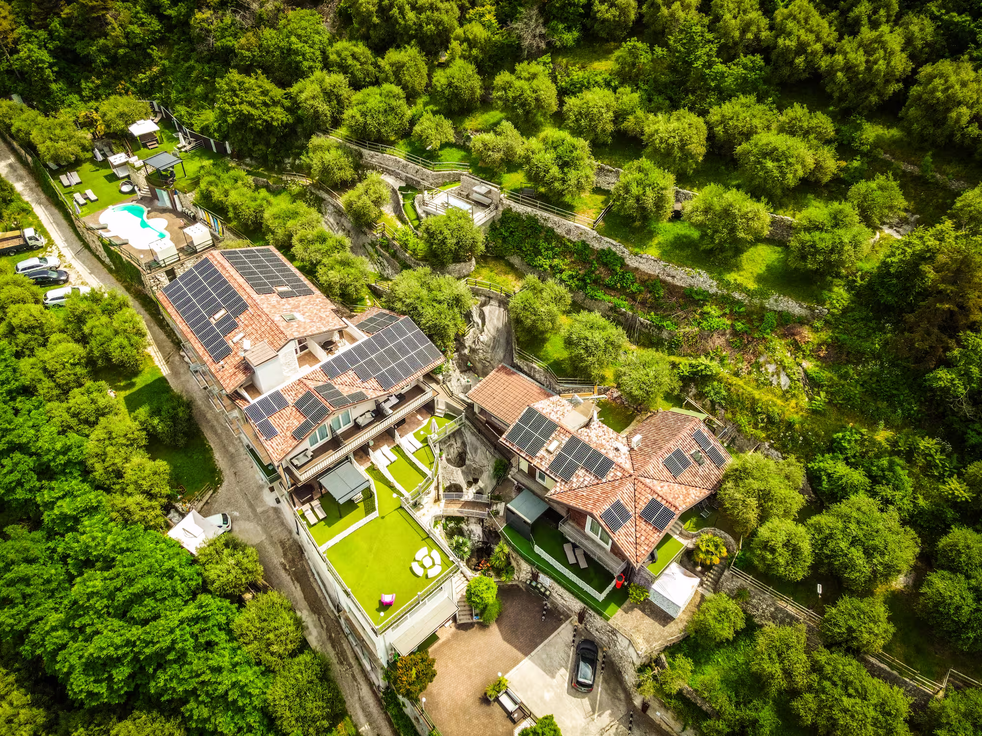 Pannelli fotovoltaici sul tetto di Hotel Isola Verde, vista drone