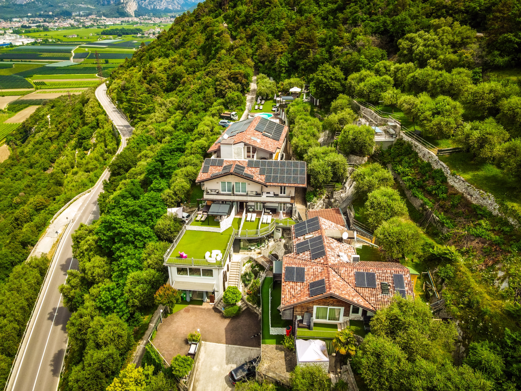 Vista aerea del tetto di Hotel Isola Verde con i pannelli fotovoltaici